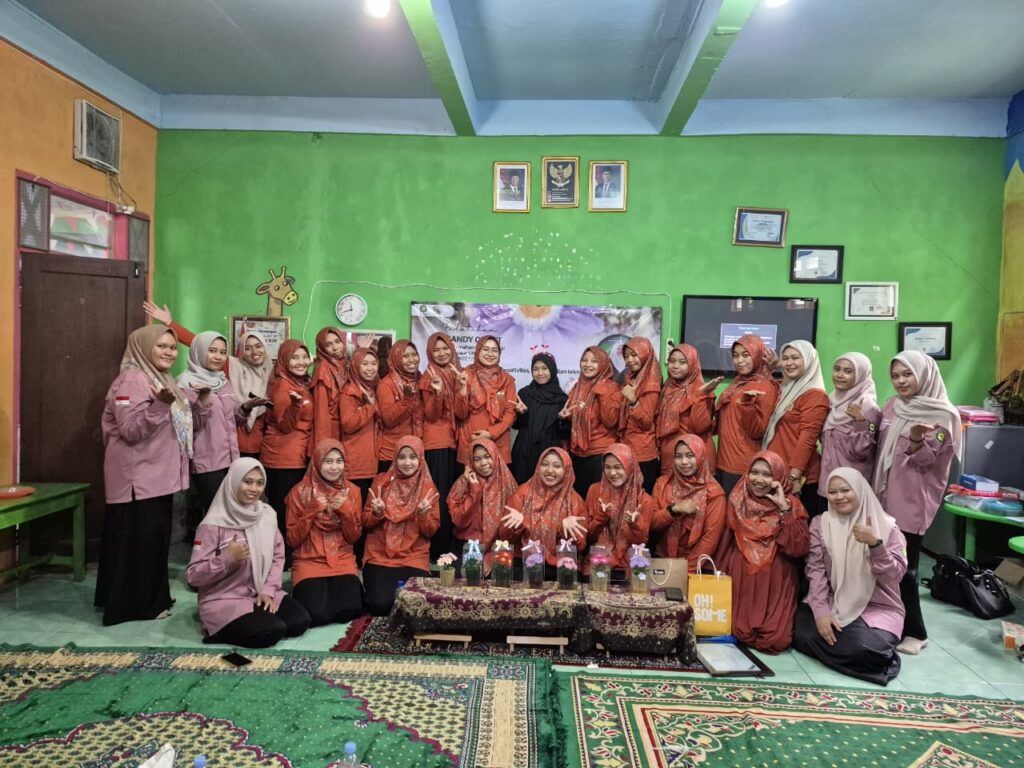 Tingkatkan Kreativitas dan Jiwa Wirausaha, Kelompok 1 Asistensi Mengajar PIAUD UNUGIRI Gelar Pelatihan Handy Craft di RA ICP Nurul Ulum