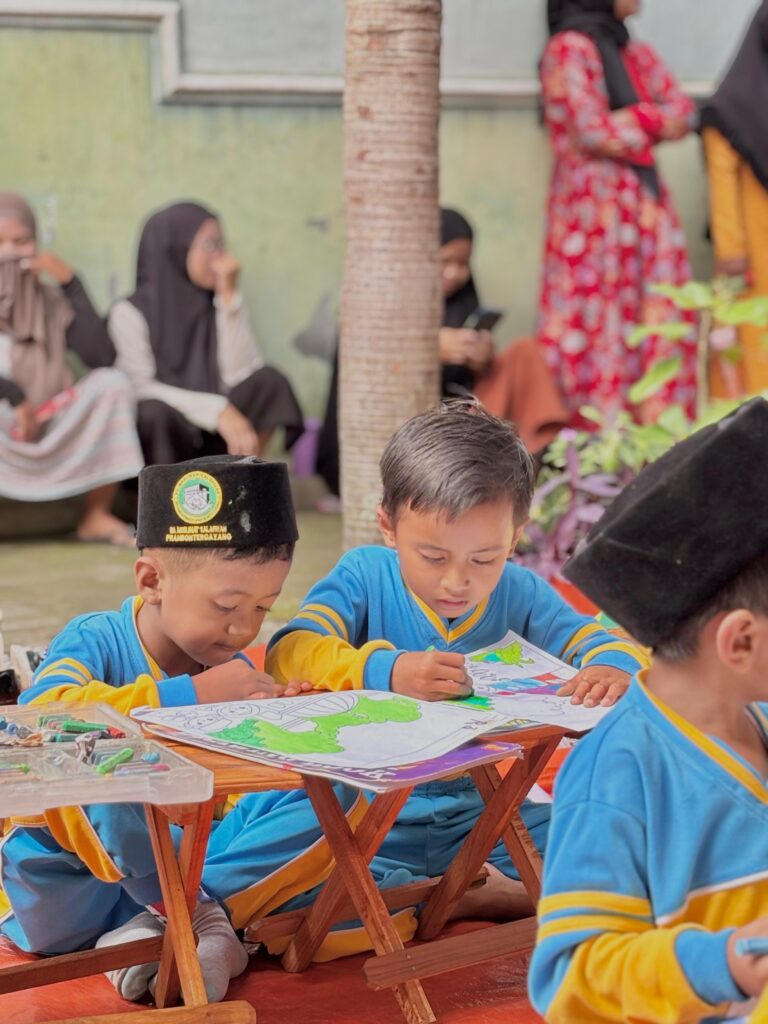 Semarakkan Kreativitas Anak Usia Dini, Mahasiswa Kelompok 2 Asistensi Mengajar PIAUD UNUGIRI Gelar Lomba Mewarnai di RA Muslimat Salafiyah Prambontergayang