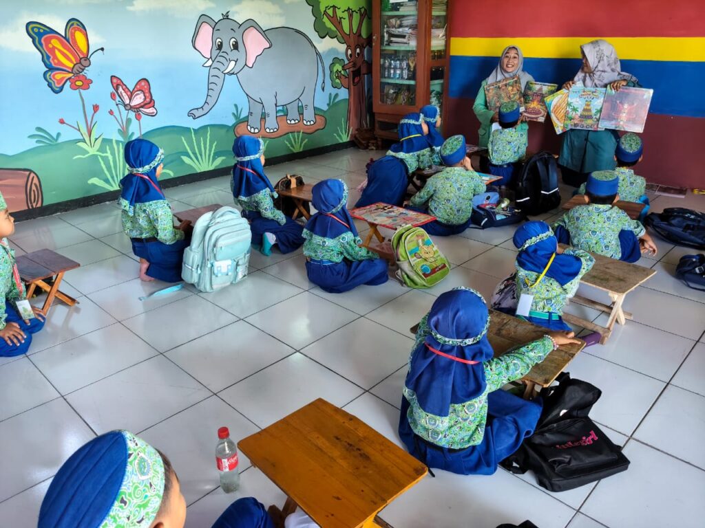 Lestarikan Budaya Lokal Sejak Usia Dini, Mahasiswa PIAUD UNUGIRI Kembangkan Media Puzzle Budaya untuk Anak