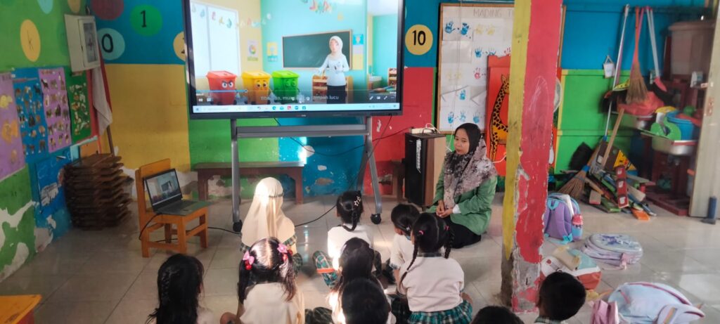 Tanamkan Cinta Lingkungan Sejak Dini, Mahasiswa PIAUD UNUGIRI Kembangkan Video Animasi Edukasi Pengelolaan Sampah