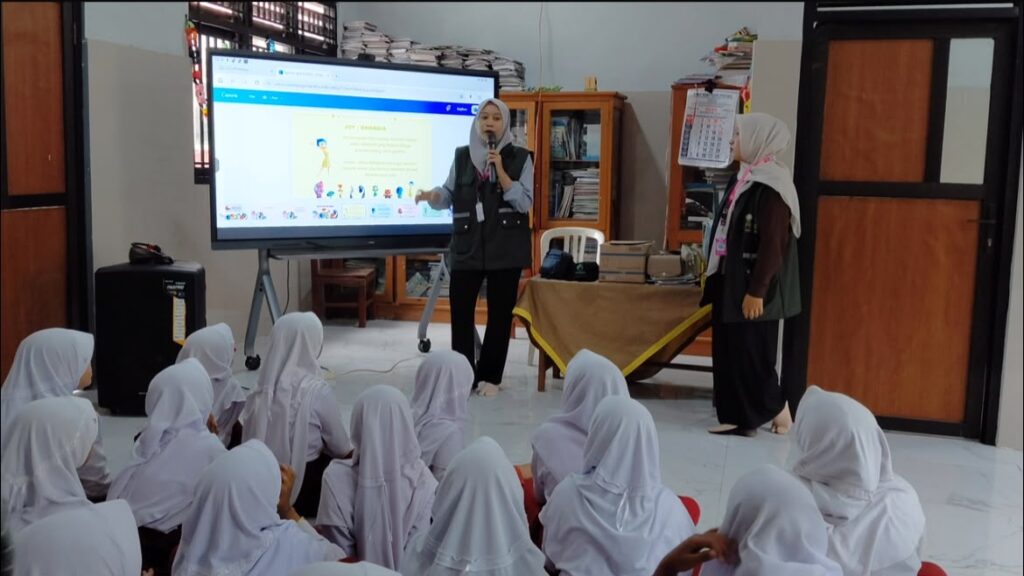 Mahasiswa PIAUD UNUGIRI dalam Kelompok KKN Pejok Kedungadem Jadi Pemateri Sosialisasi Pengenalan Emosi di SDN Pejok 2